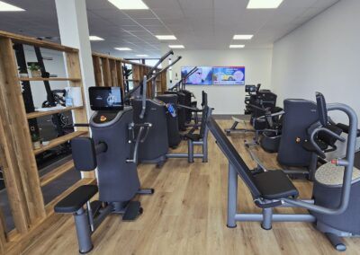 Trainingsbereich der LSZ Sportphysiotherapie mit EGYM-Trainingsgeräten