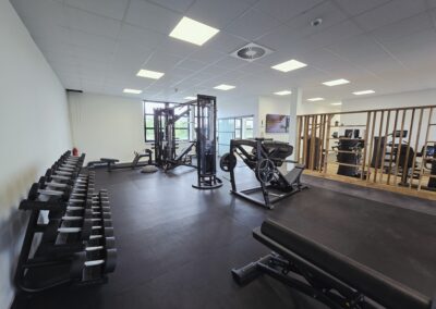 Trainingsraum mit Freihantelbereich, Kabelzugturm und Beinpresse bei LSZ Sportphysiotherapie