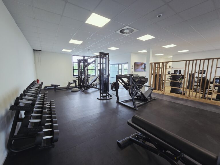 Trainingsraum mit Freihantelbereich und Kabelzugturm bei LSZ Sportphysiotherapie