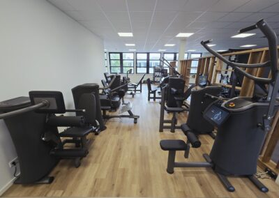 Trainingsbereich mit Hantelablage, Trainingsbank und Kabelzugturm bei LSZ Sportphysiotherapie
